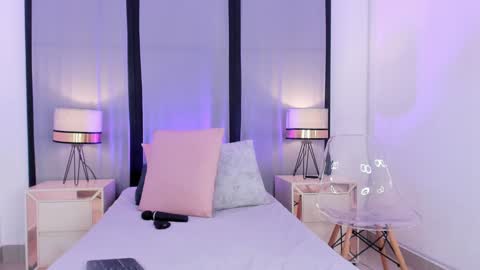 Niicole online show from December 26, 5:30 pm