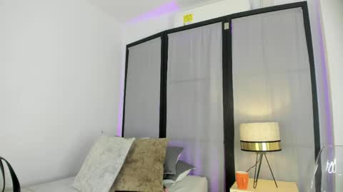 Niicole online show from April 14, 9:04 pm