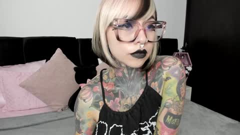 Nikki Ramone   online show from January 13, 11:52 am