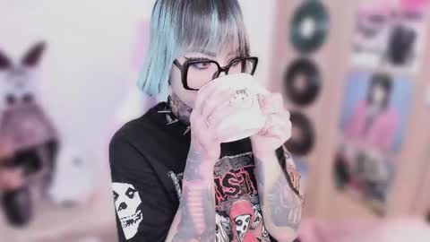 Nikki Ramone   online show from February 23, 11:09 am