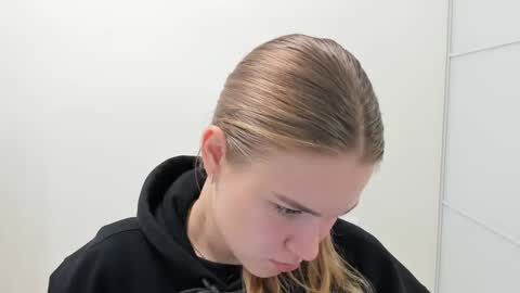 ninarihh online show from November 3, 10:52 am