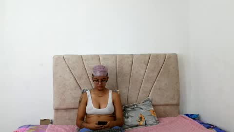 nini_smith online show from June 20, 7:01 am