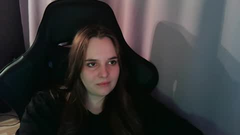 noir_ember_ online show from September 23, 11:19 am