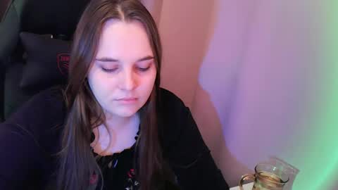 noir_ember_ online show from November 4, 2:44 pm