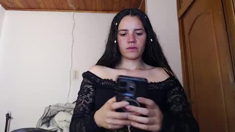 noreen_ online show from April 15, 9:15 pm