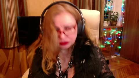 miss Tress online show from April 18, 9:15 pm
