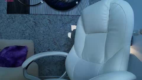 independent model online show from February 5, 7:28 pm