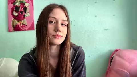 Mia online show from March 16, 9:02 am