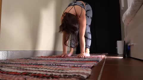 Lola online show from December 6, 5:55 pm