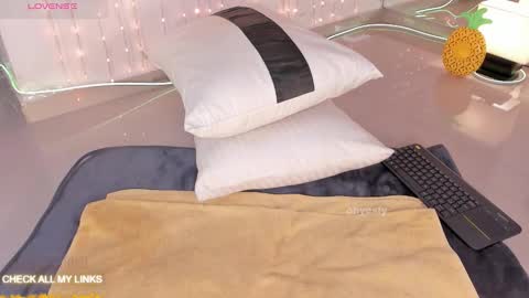 ohyesly_ online show from January 8, 10:08 am