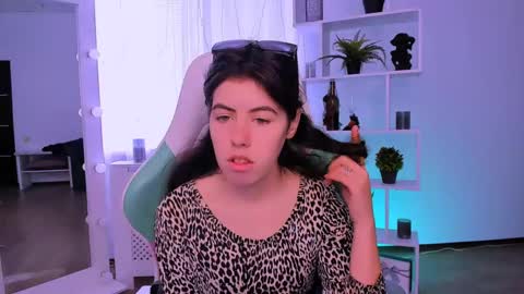 olivia__low online show from May 3, 6:28 am