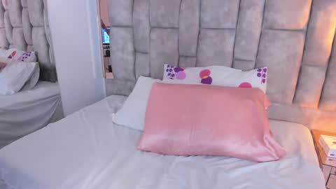 Olivia Evangelista online show from December 17, 4:01 am