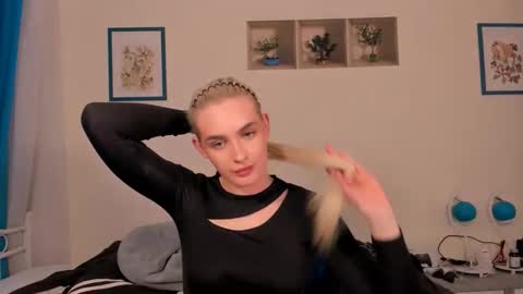 oliviaBeauty online show from April 15, 7:58 pm