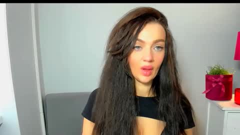 OliviaWomen online show from March 10, 11:25 am