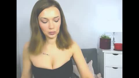 OliviaWomen online show from January 19, 6:42 am