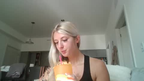 parisbaby2000 online show from September 23, 2:15 pm