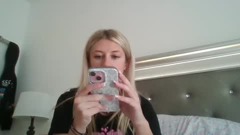 parisbaby2000 online show from October 22, 1:27 pm