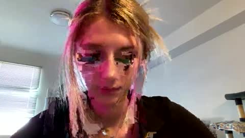 parisbaby2000 online show from March 10, 7:40 pm