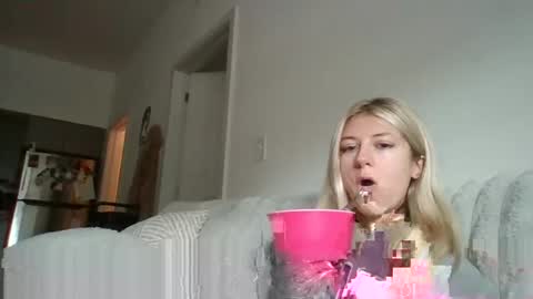 parisbaby2000 online show from October 7, 2:54 pm