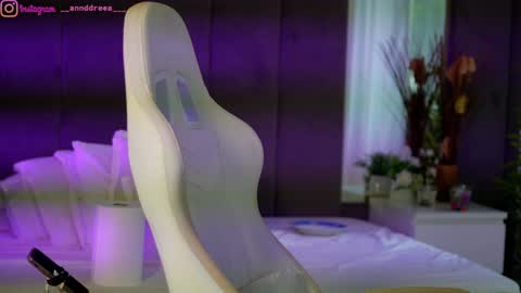 Dee online show from September 17, 2:04 pm