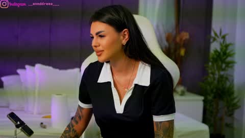 Dee online show from October 4, 2:32 pm