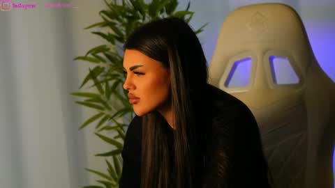 Dee online show from February 15, 8:54 am