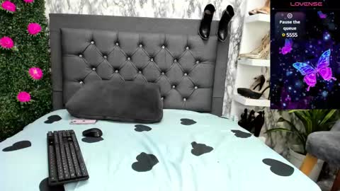 Perla Thompson online show from December 17, 7:26 pm