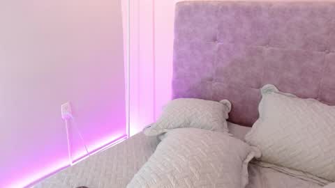 Perla online show from March 8, 2:04 am