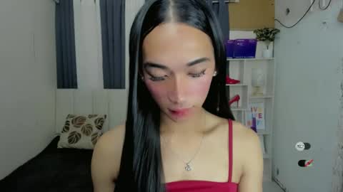 pixiedoll_ online show from December 14, 8:03 pm