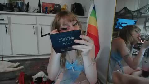 pixielovely online show from June 19, 2:27 am