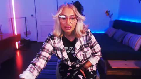 Victoria online show from December 12, 9:04 pm