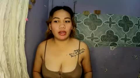 pretty_lyn08 online show from December 14, 9:48 am