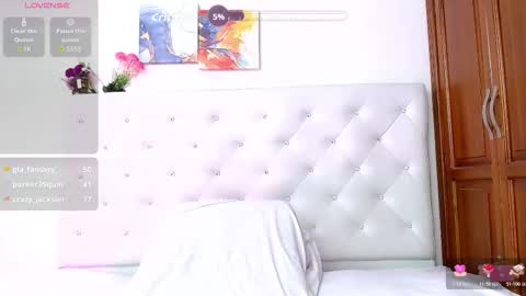 queendesiree_ online show from January 14, 7:41 pm