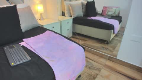 Raquel Moore  online show from February 1, 9:57 pm