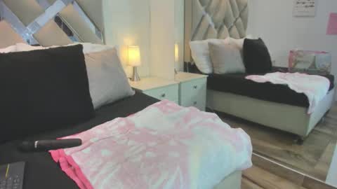 Raquel Moore  online show from January 12, 5:07 pm