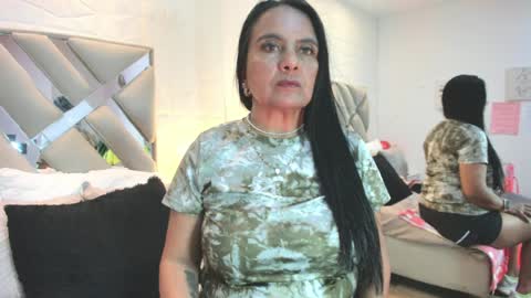 Raquel Moore  online show from April 1, 5:10 pm