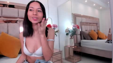 Raquelle online show from April 28, 2:10 pm