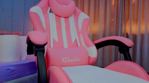 reina cummings online show from October 19, 7:32 am