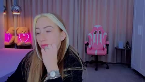 reina cummings online show from November 10, 7:14 am