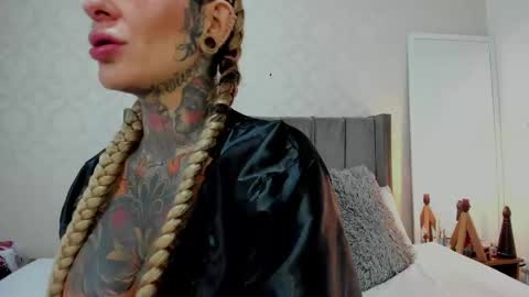 Laura online show from May 31, 9:49 pm