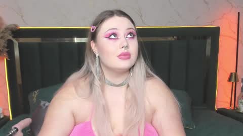 Chloe online show from December 4, 5:11 pm