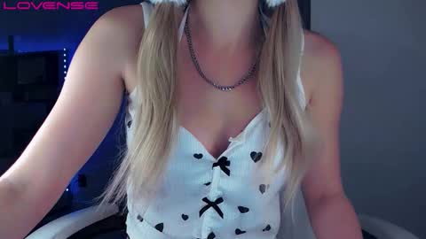 rose__luck online show from September 12, 6:59 pm