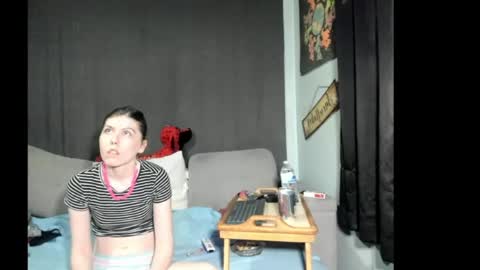 roxihazeleyes online show from March 25, 12:05 am