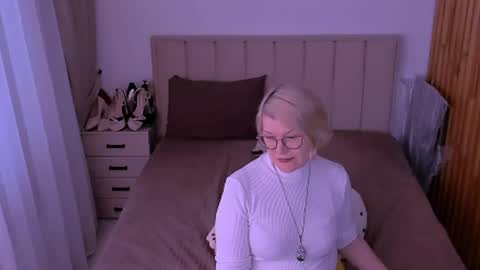 Sabrina MacMarren online show from June 2, 6:31 pm