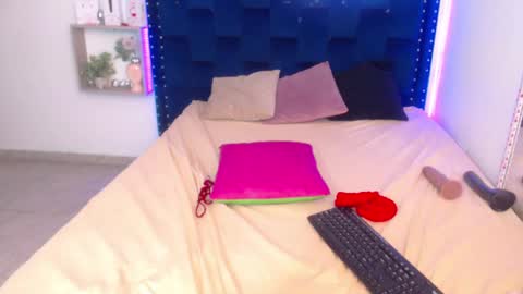 SARAHGIL online show from February 2, 4:00 pm