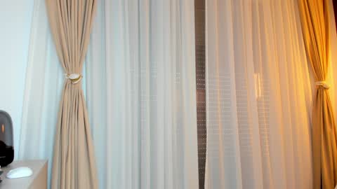 saradiamond01 online show from March 5, 9:05 am