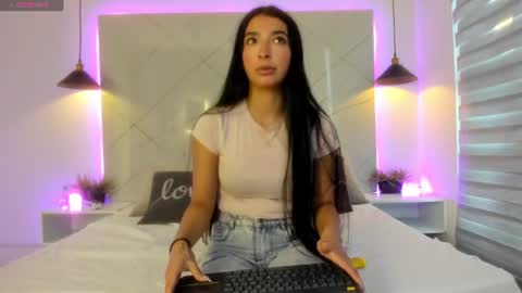 sarah_collens_ online show from July 14, 11:15 am