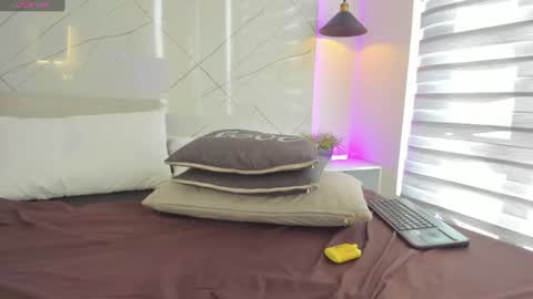 sarah_collens_ online show from July 10, 1:00 pm