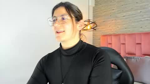 Sarah Deyvis online show from October 7, 7:51 pm