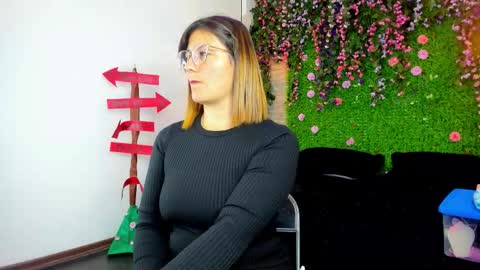 Sarah Deyvis online show from November 4, 4:01 pm